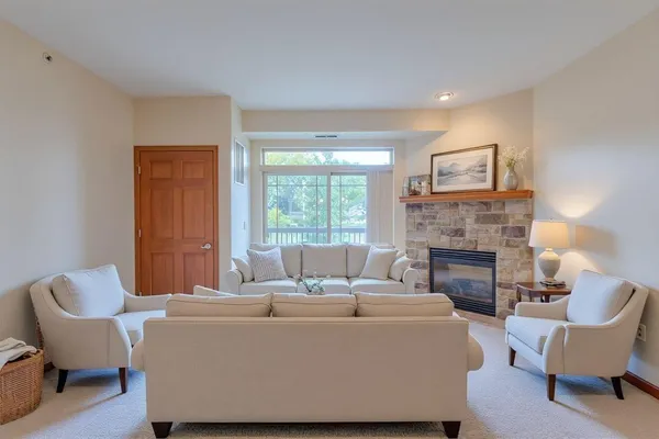 $279,000 | 230 Hilldale Drive, Unit 1307, Hartford, WI 53027