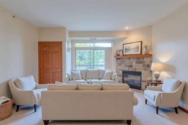 $279,000 | 230 Hilldale Drive, Unit 1307, Hartford, WI 53027