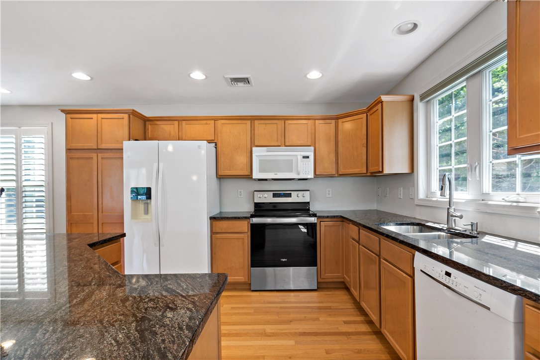 120 Montauk Road Narragansett, RI 02882 - Photo 9 of 32 Gallery Image 9