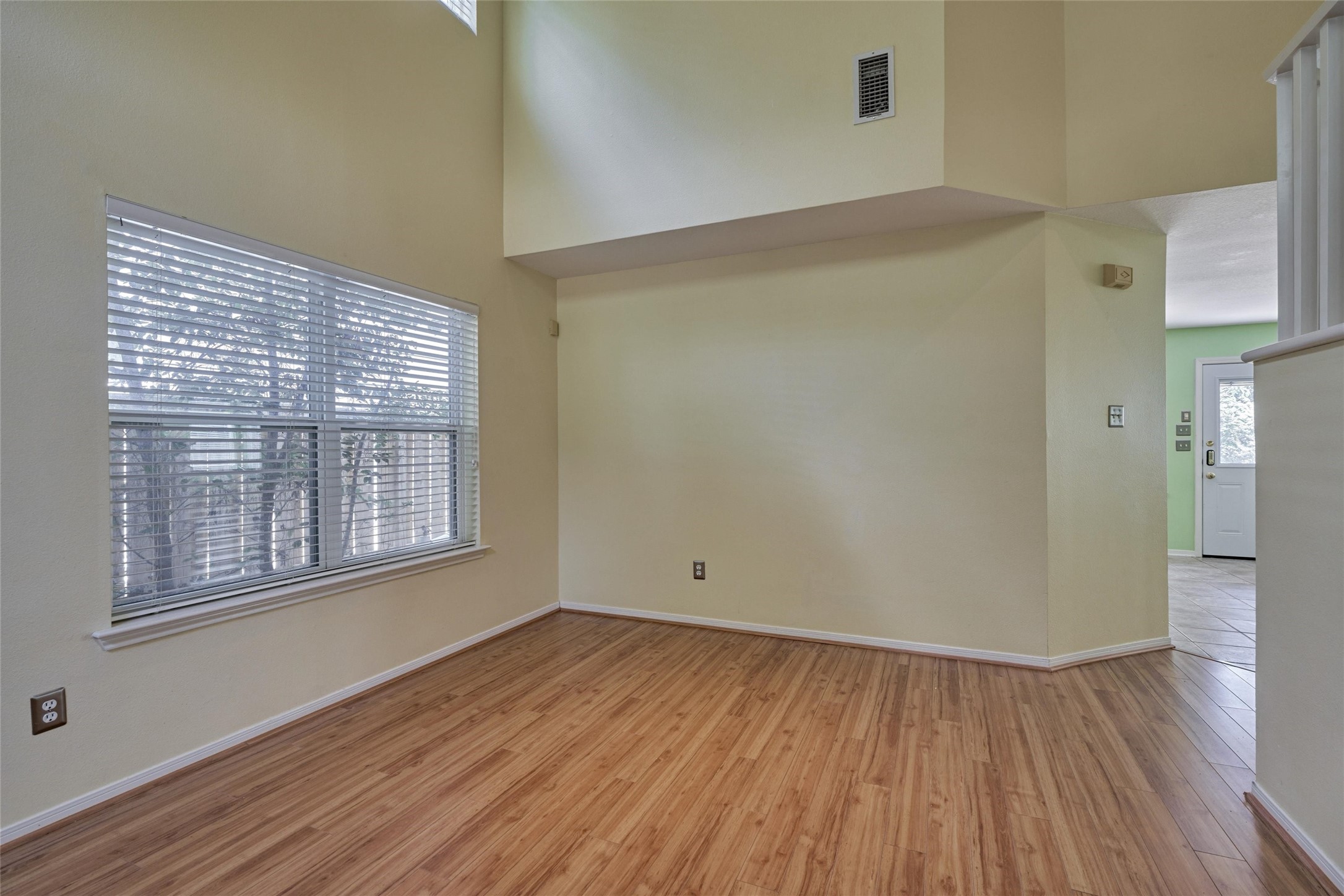 59 West Gaslight Place Spring, TX 77382 - Photo 10 of 47 Dining space with side windows.