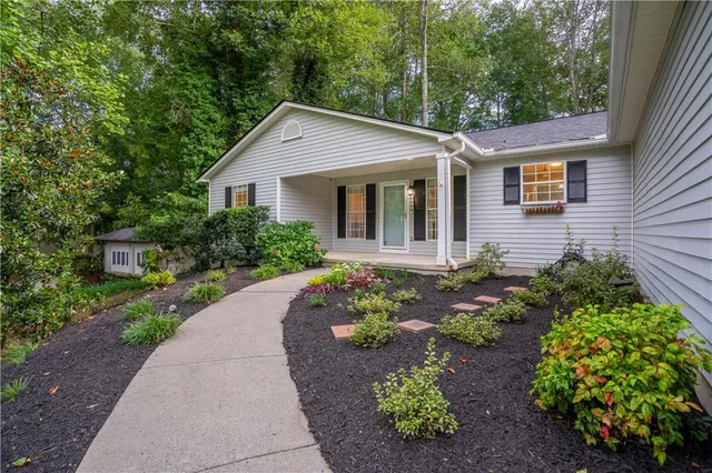 a view of a house with a yard