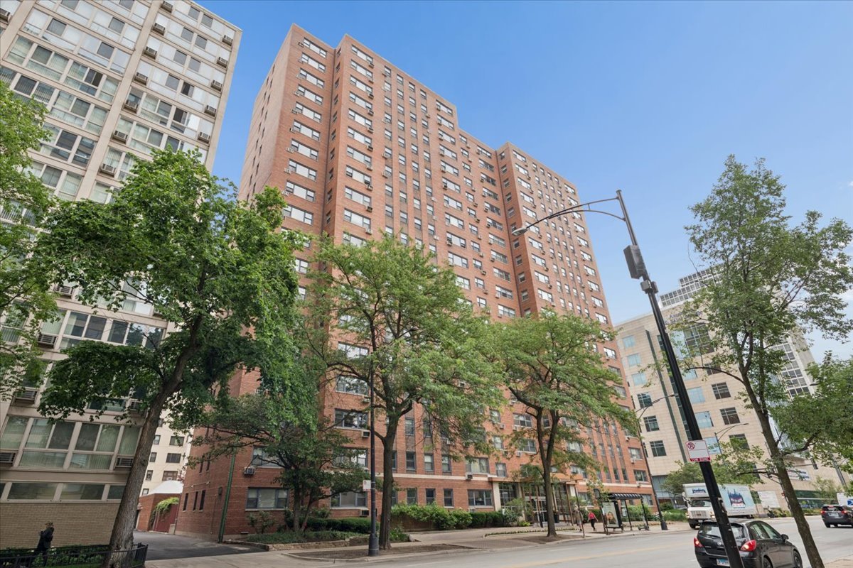 2909 North Sheridan Road, Unit 1310 Chicago, IL 60657 - Photo 2 of 10