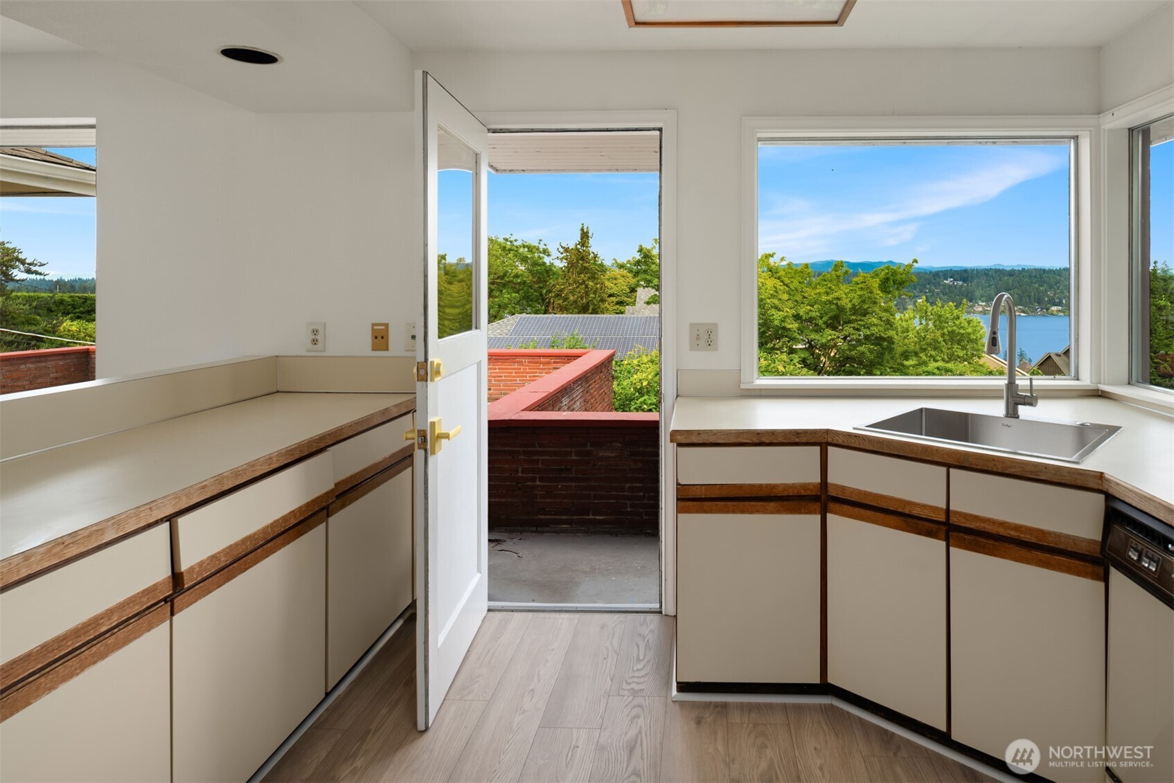 5235 South Graham Street Seattle, WA 98118 - Photo 8 of 34