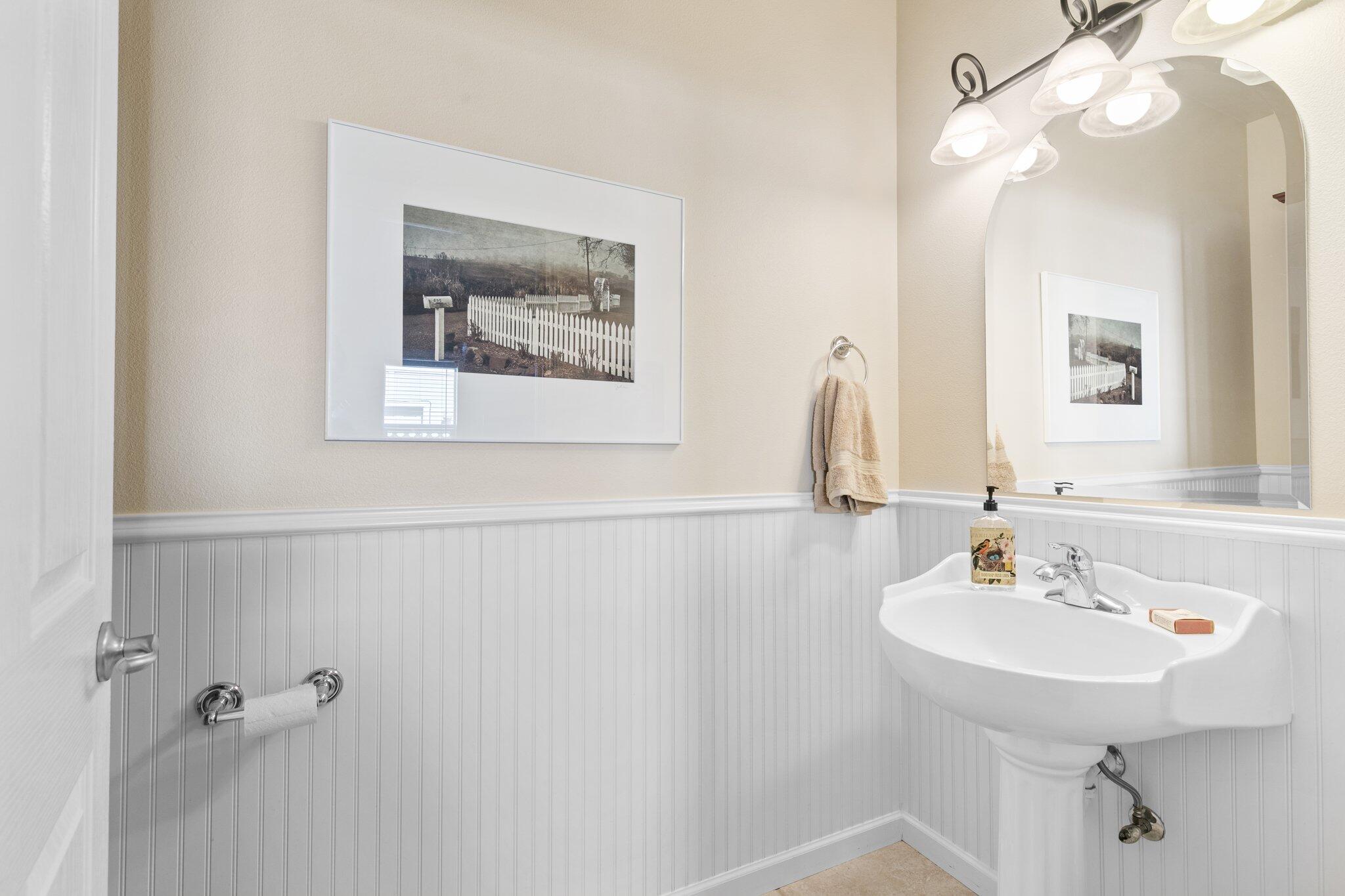 2160 Crestbrook Road Medford, OR 97504 - Photo 23 of 26 Downstairs half-bath