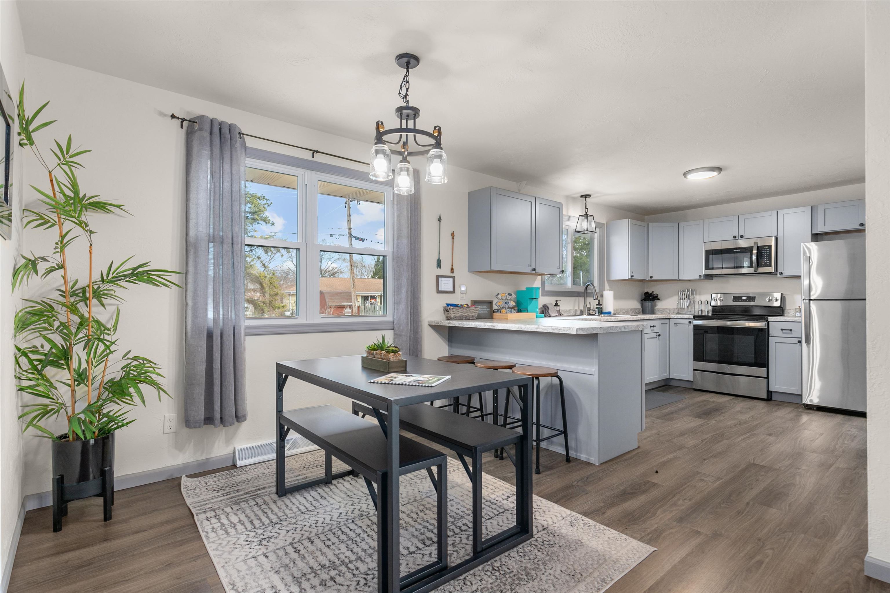 1170 Raleigh Street Green Bay, WI 54304 - Photo 3 of 19