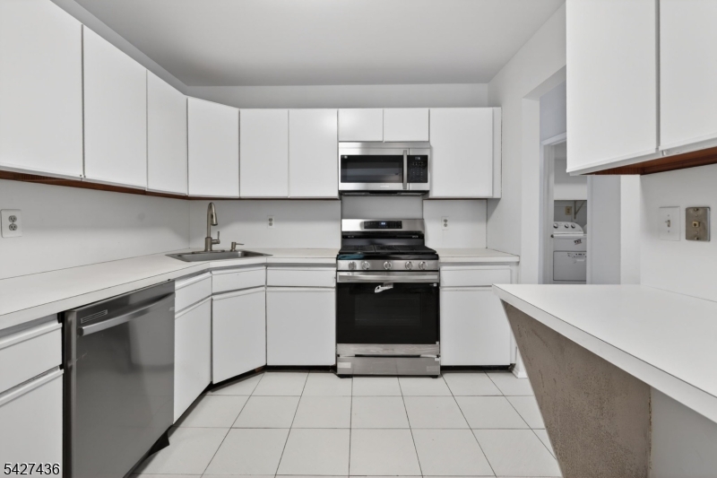 169 Castle Ridge Drive East Hanover, NJ 07936 - Photo 10 of 34