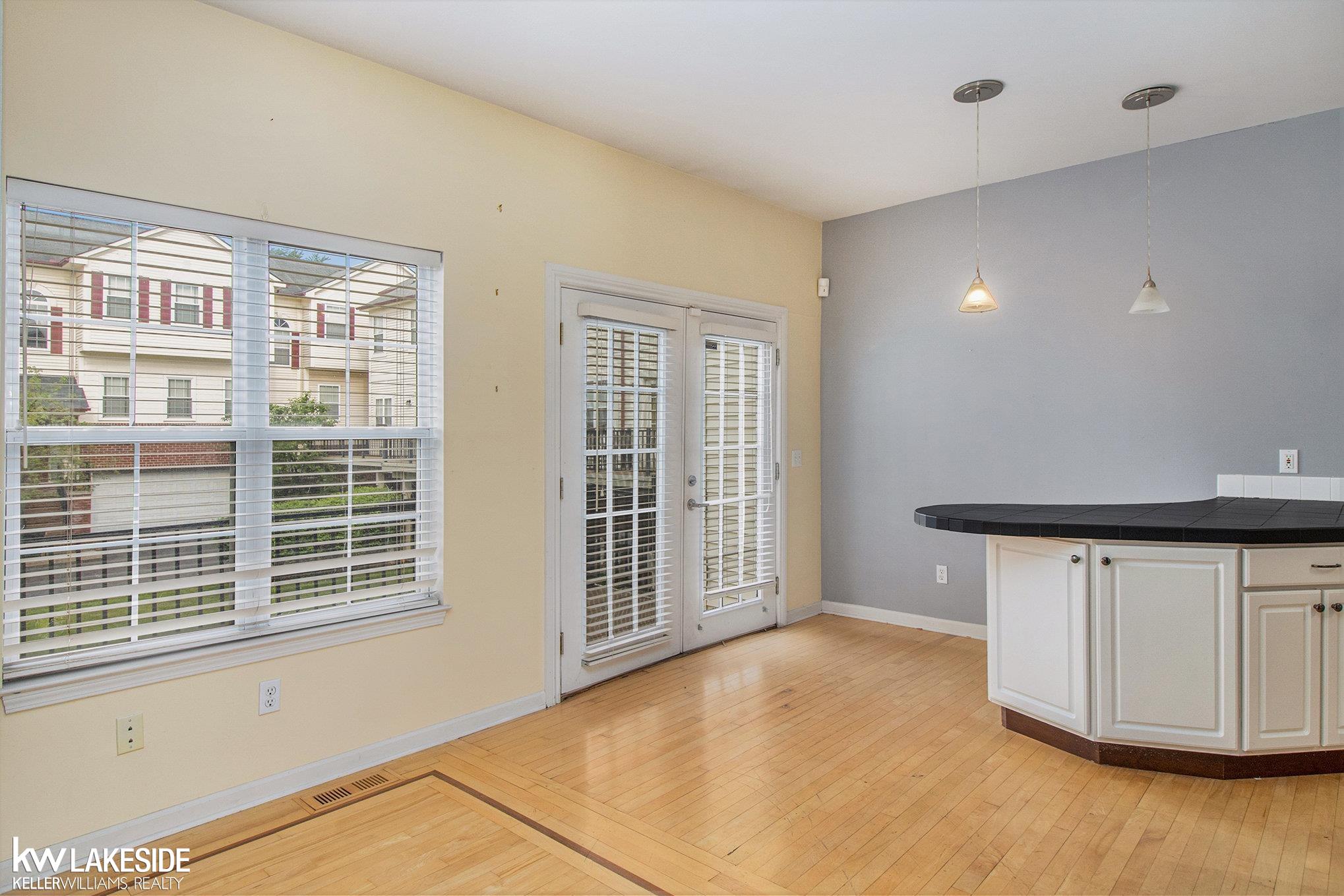 2662 Crooks Road Royal Oak, MI 48073 - Photo 7 of 29 50112435-6.JPG