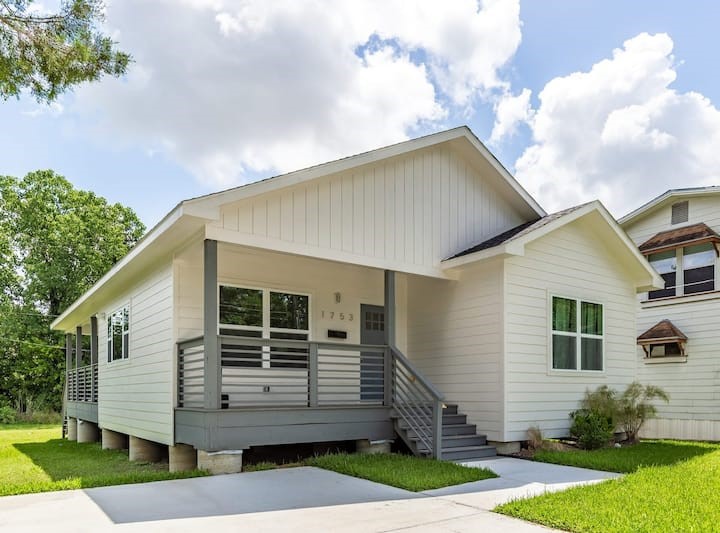 1753 Pasadena Street Houston, TX 77023 - Photo 2 of 26 Relax on this cozy porch.