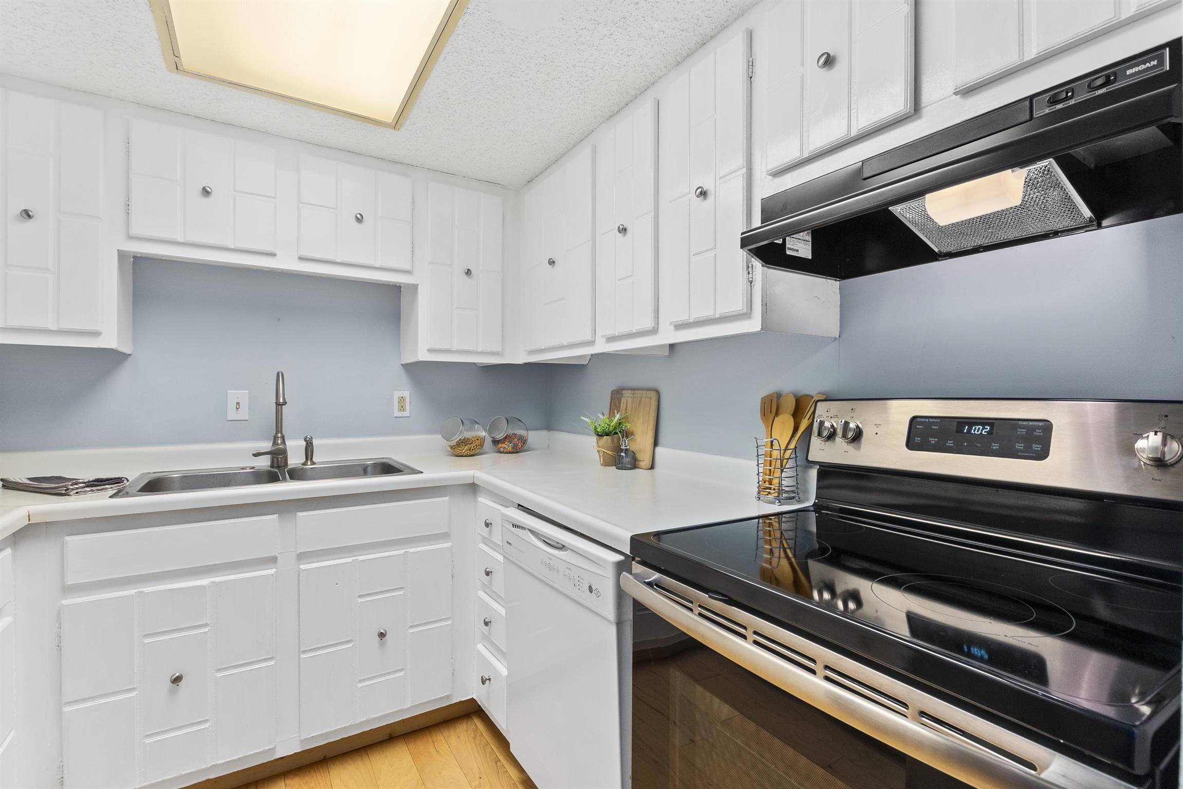 21 Vaughns Gap Road, Unit 23 Nashville, TN 37205 - Photo 7 of 16 a kitchen with appliances and cabinets