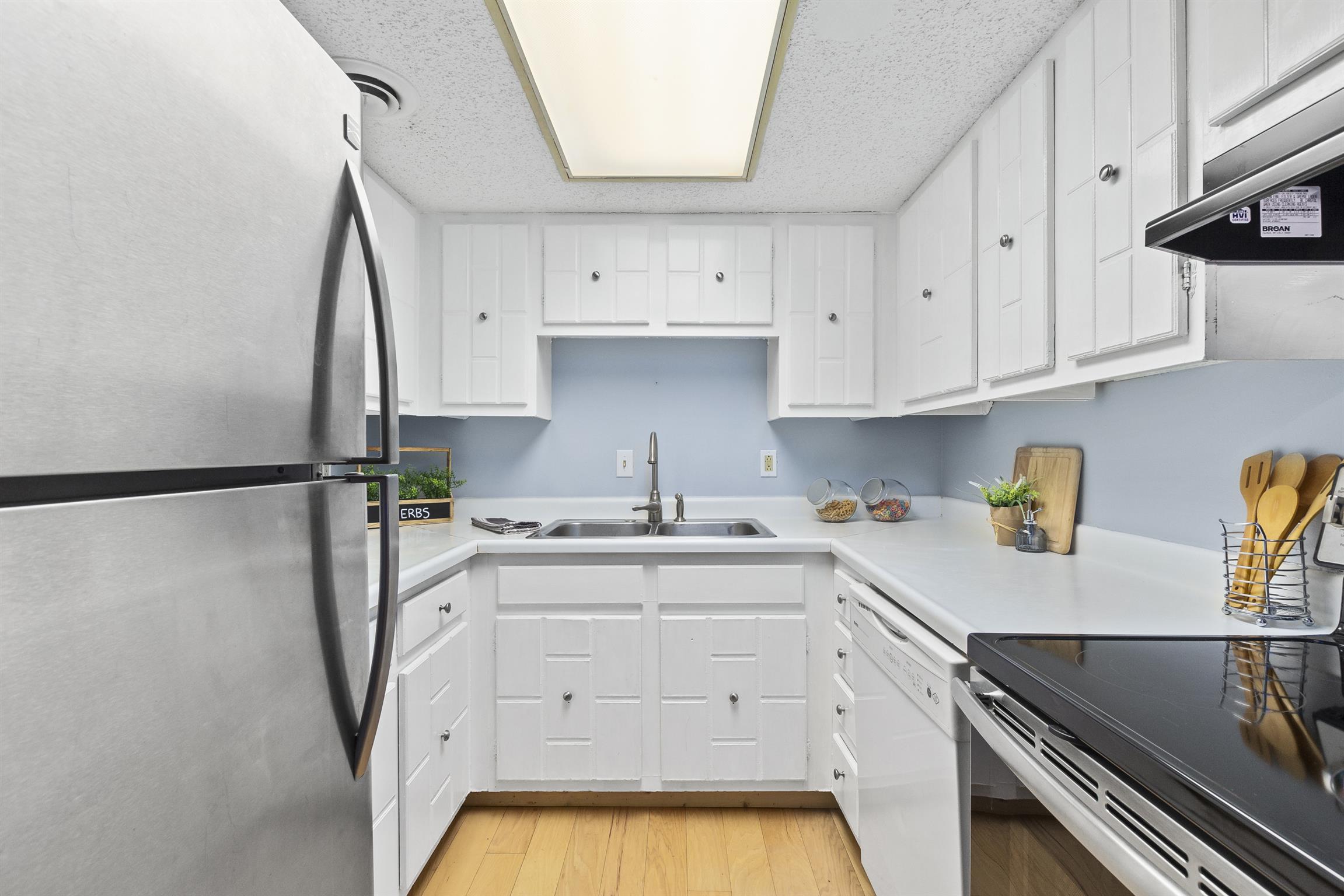 21 Vaughns Gap Road, Unit 23 Nashville, TN 37205 - Photo 8 of 16 a kitchen with a sink and cabinets