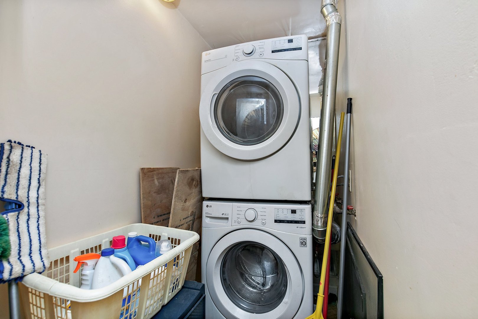 1955 Vermont Avenue Blue Island, IL 60406 - Photo 12 of 34 a utility room with dryer and washer