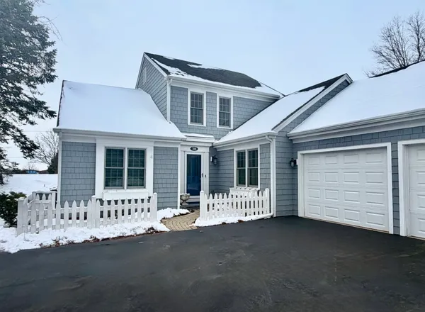 $464,900 | 388 Narragansett Court, Crystal Lake, IL 60012