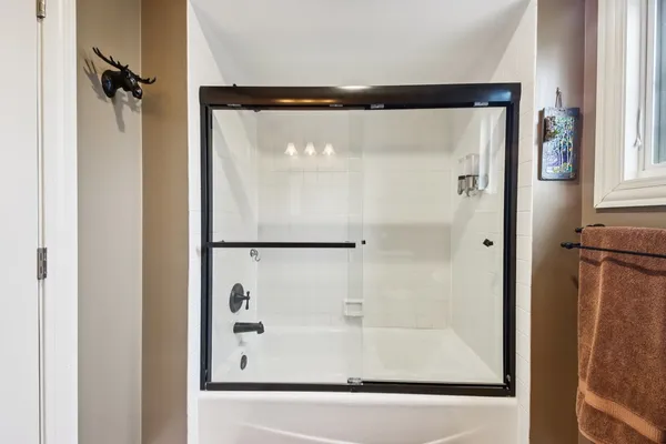 $464,900 | 388 Narragansett Court, Crystal Lake, IL 60012