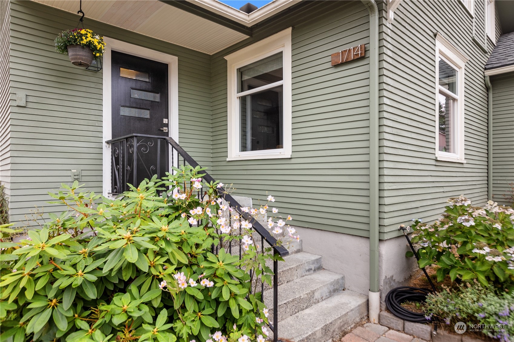 1714 Puget Drive Everett, WA 98203 - Photo 3 of 40