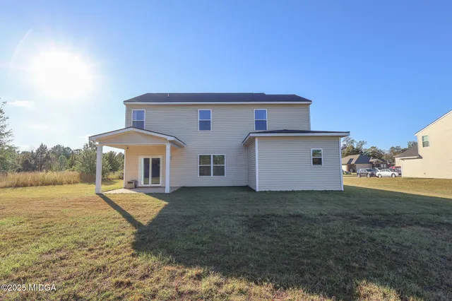 a view of a house with a yard