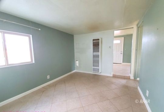 212 West Robertson Road Ridgecrest, CA 93555 - Photo 8 of 18 an empty room with windows