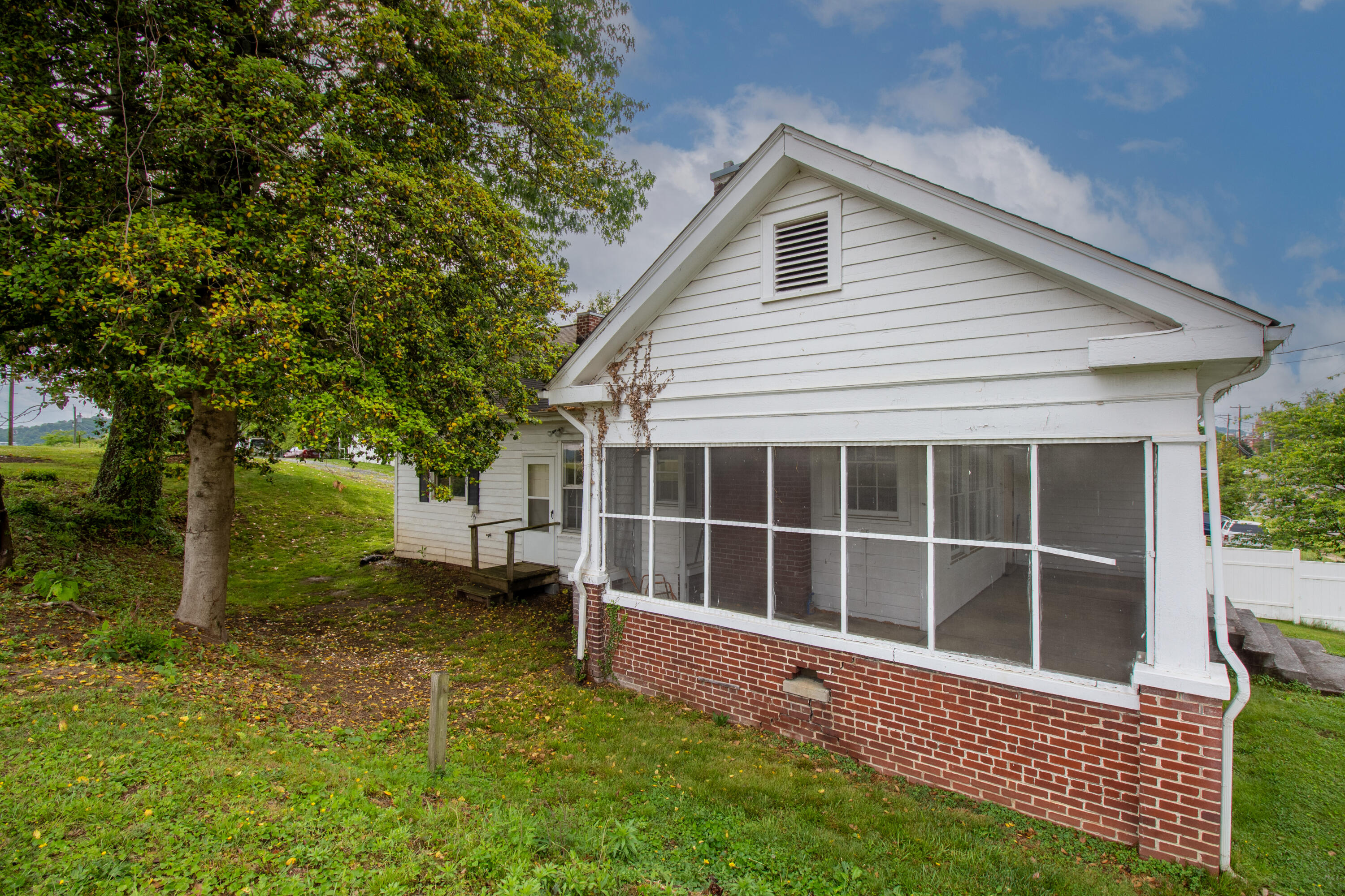 818 5th Street Bristol, TN 37620 - Photo 4 of 16 IMG_9451-HDR
