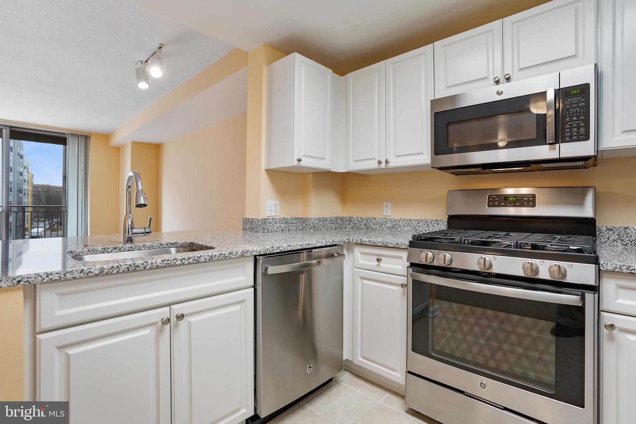 2726 Gallows Road, Unit 311 Vienna, VA 22180 - Photo 11 of 28 Kitchen