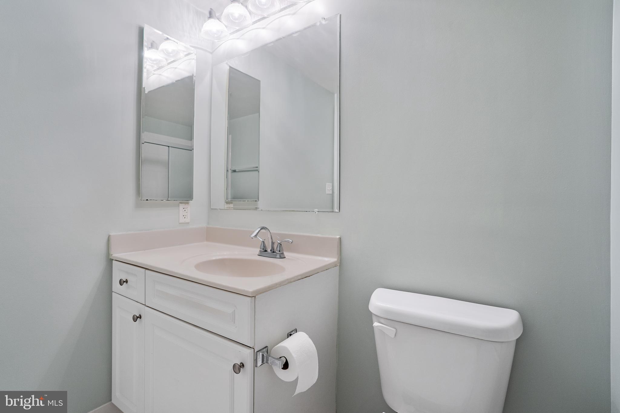 2726 Gallows Road, Unit 311 Vienna, VA 22180 - Photo 22 of 28 Second Bathroom