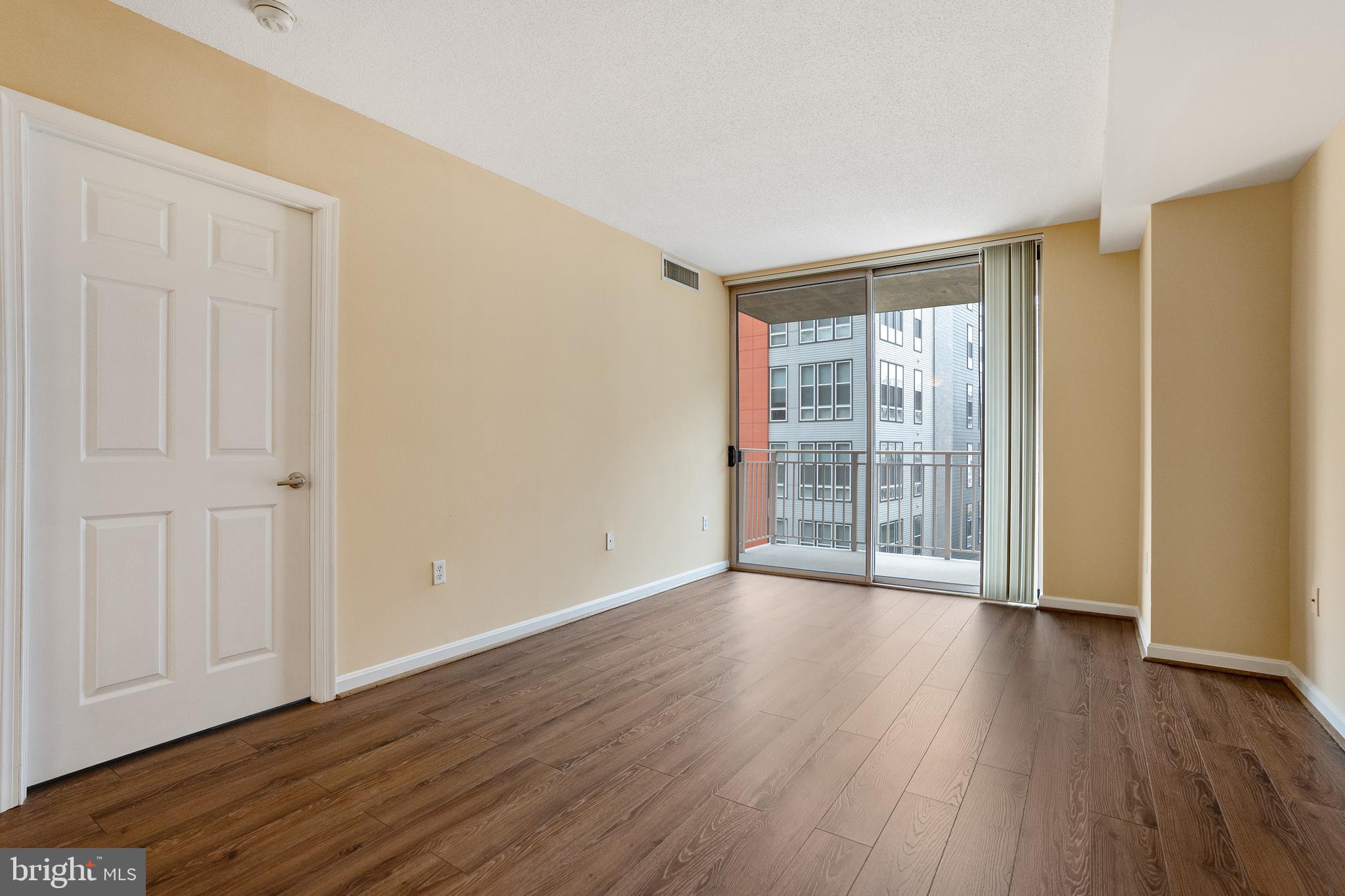 2726 Gallows Road, Unit 311 Vienna, VA 22180 - Photo 4 of 28 Living Room