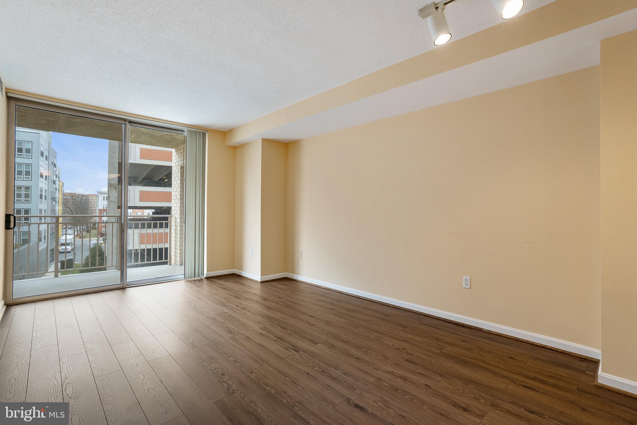 2726 Gallows Road, Unit 311 Vienna, VA 22180 - Photo 5 of 28 Living Room
