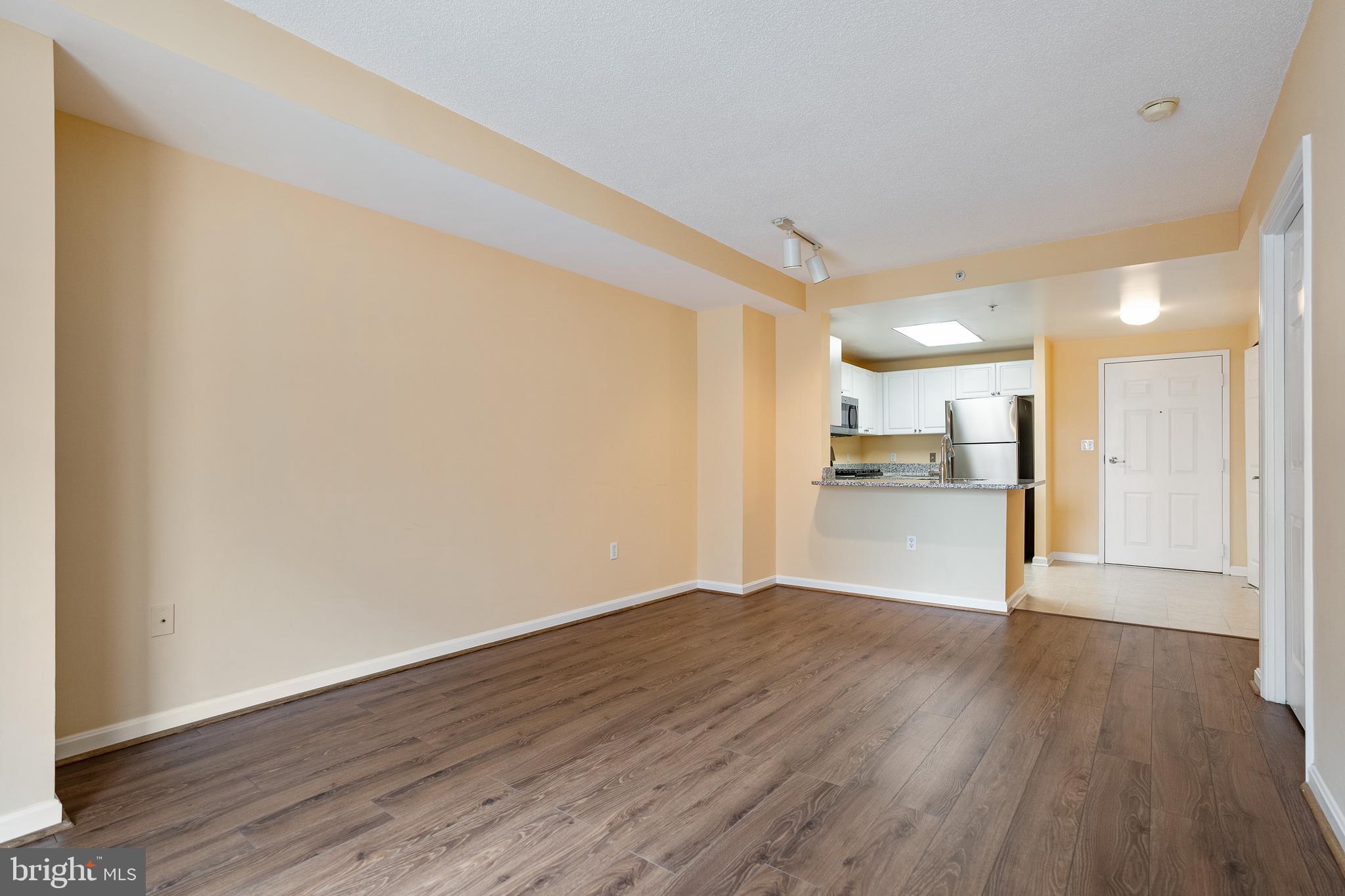 2726 Gallows Road, Unit 311 Vienna, VA 22180 - Photo 6 of 28 Living Room