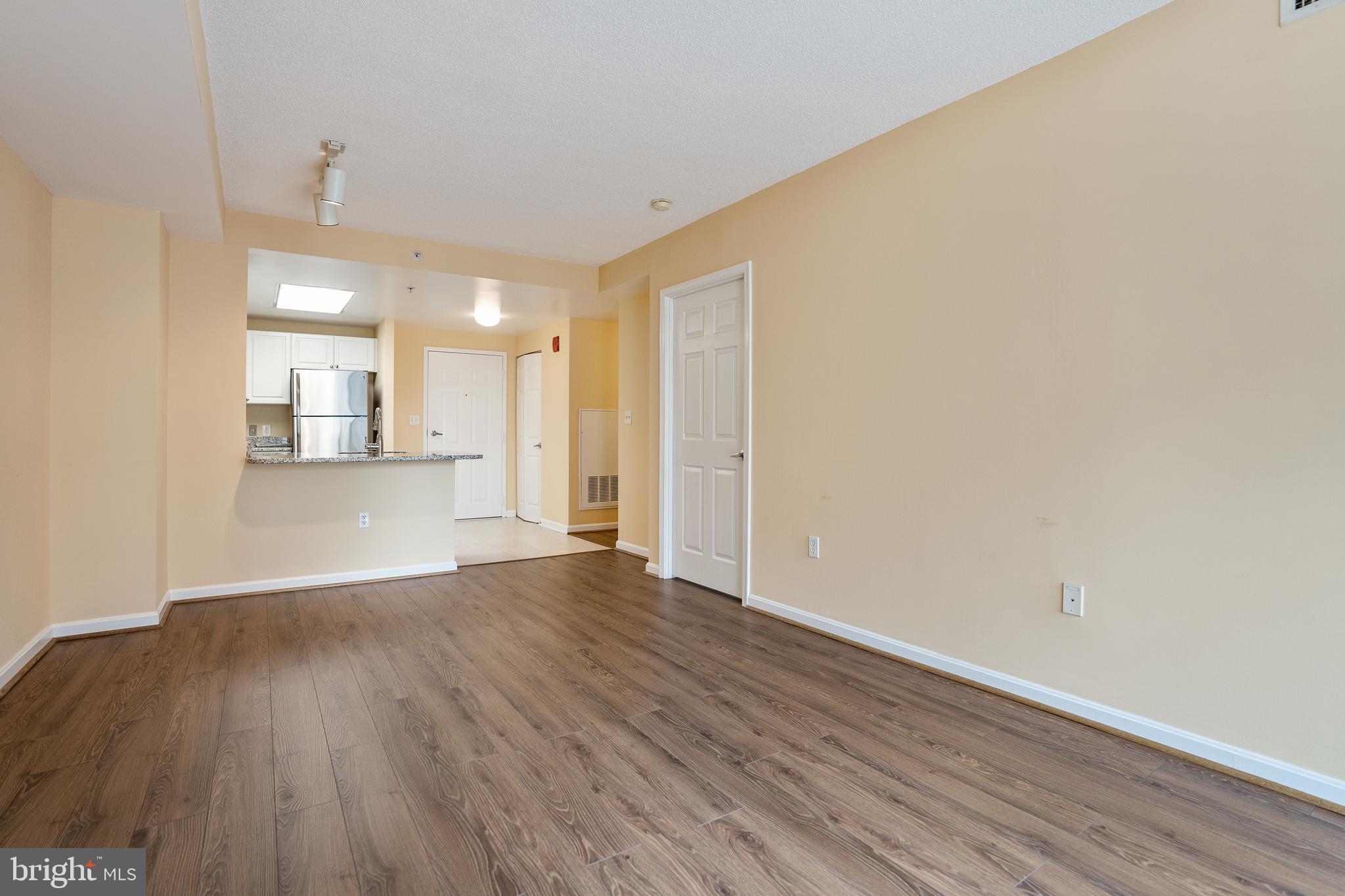 2726 Gallows Road, Unit 311 Vienna, VA 22180 - Photo 7 of 28 Living Room