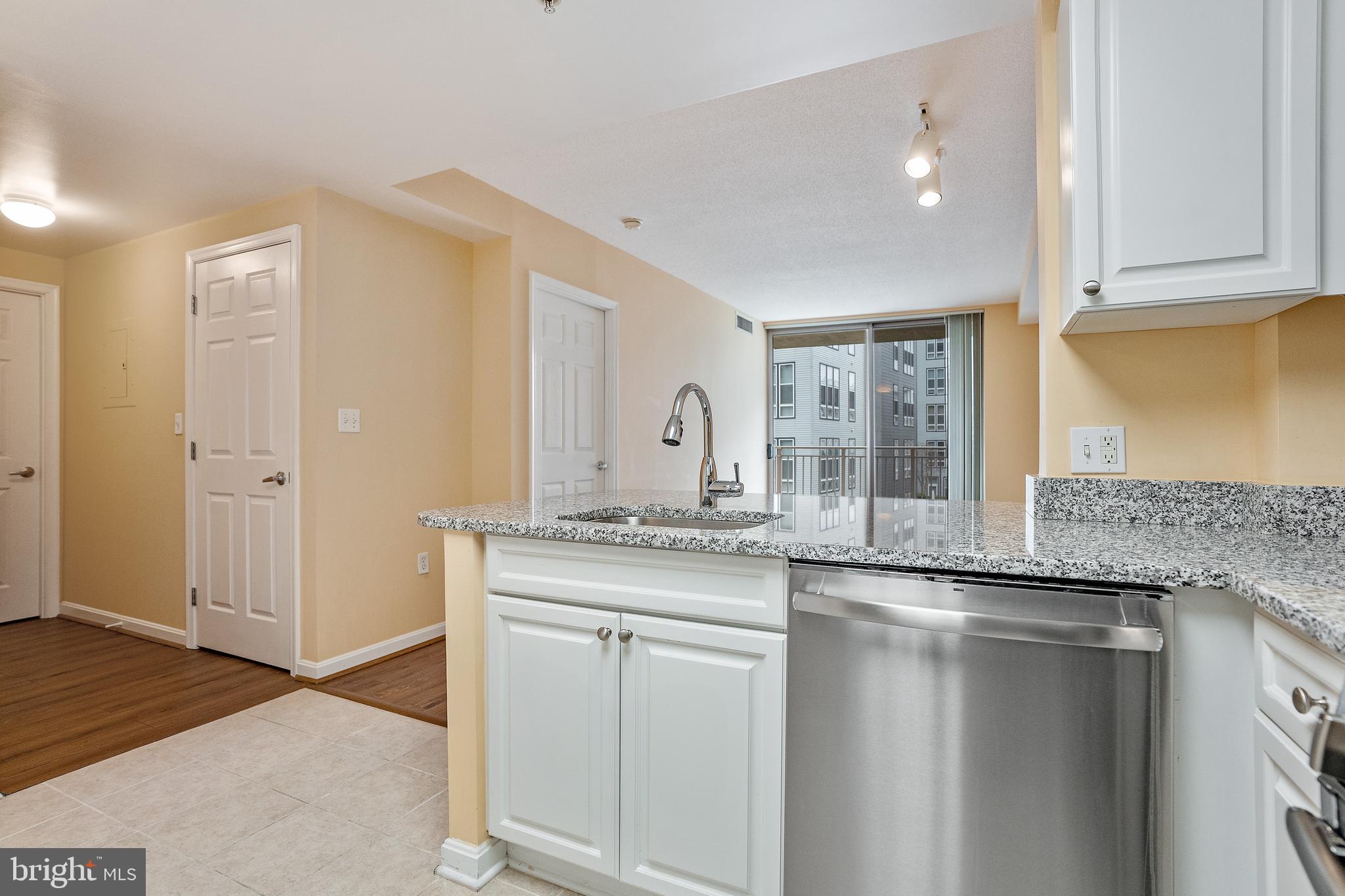 2726 Gallows Road, Unit 311 Vienna, VA 22180 - Photo 8 of 28 Kitchen