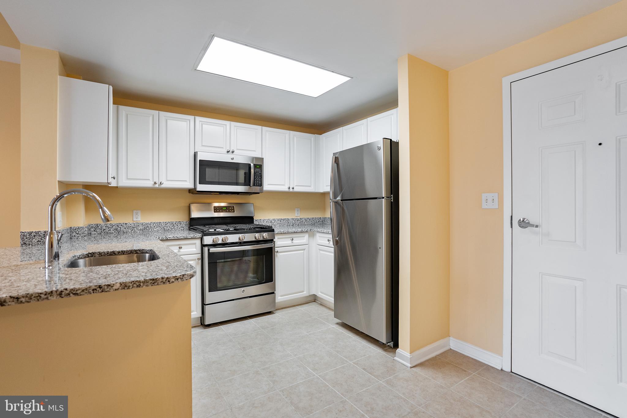2726 Gallows Road, Unit 311 Vienna, VA 22180 - Photo 10 of 28 Kitchen