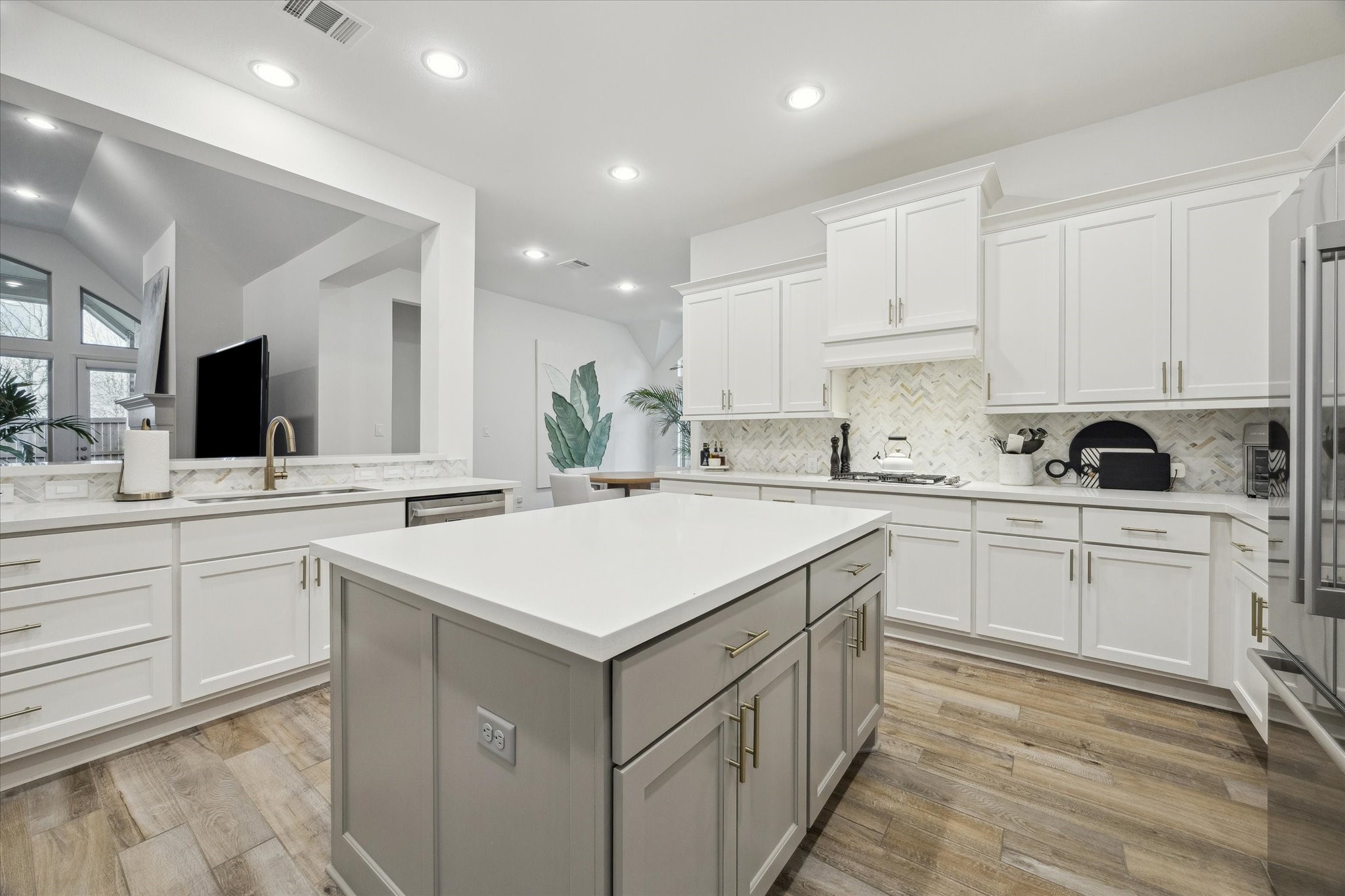 9823 Chapman Trail Manvel, TX 77578 - Photo 12 of 47 Multiple chefs in the family? It's not a problem in this kitchen; there's room for everyone. This home also features a water filtration system.