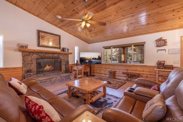 $3,200 | 189 Oriole Drive, Big Bear Lake, CA 92315