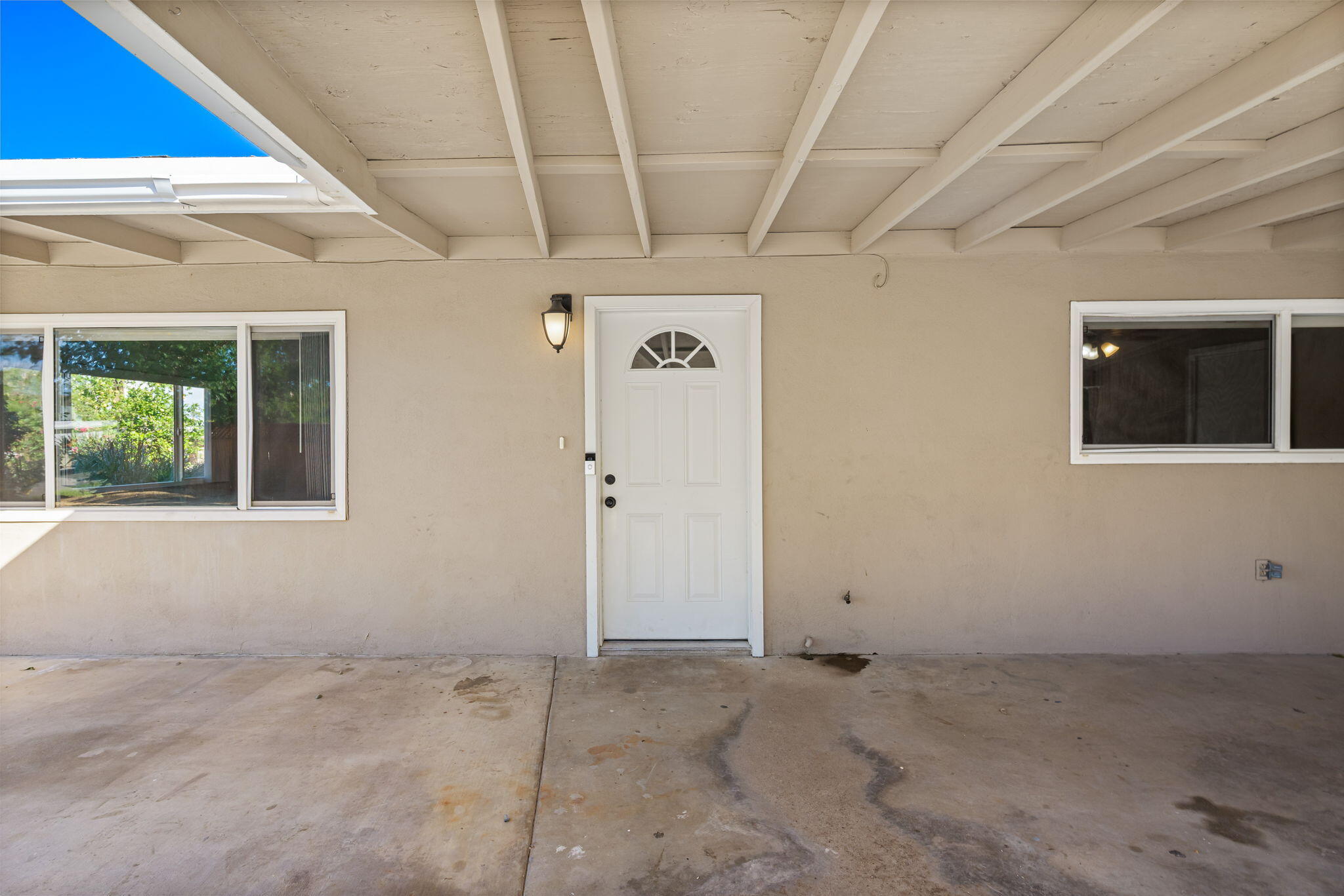73333 Santa Rosa Way Palm Desert, CA 92260 - Photo 5 of 37 a view of a livingroom with an empty space and window