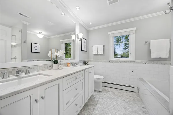 $1,049,000 | 698 Kenilworth Avenue, Glen Ellyn, IL 60137