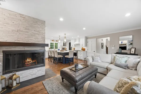 $1,049,000 | 698 Kenilworth Avenue, Glen Ellyn, IL 60137