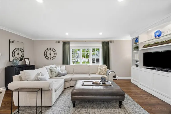 $1,049,000 | 698 Kenilworth Avenue, Glen Ellyn, IL 60137