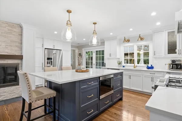$1,049,000 | 698 Kenilworth Avenue, Glen Ellyn, IL 60137