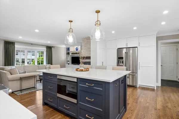 $1,049,000 | 698 Kenilworth Avenue, Glen Ellyn, IL 60137