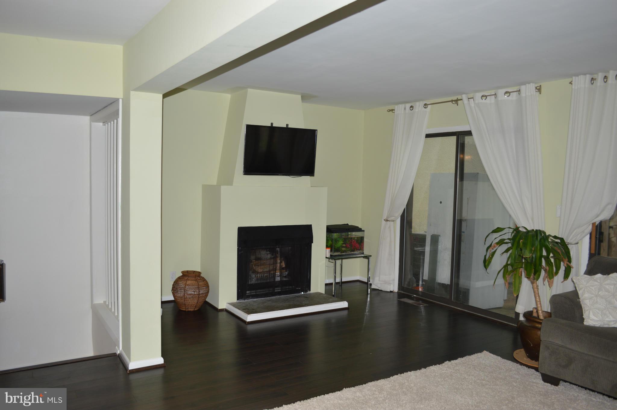 1653 Valencia Way Reston, VA 20190 - Photo 6 of 17 Living Room