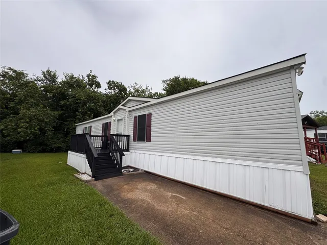 a view of a house with a backyard
