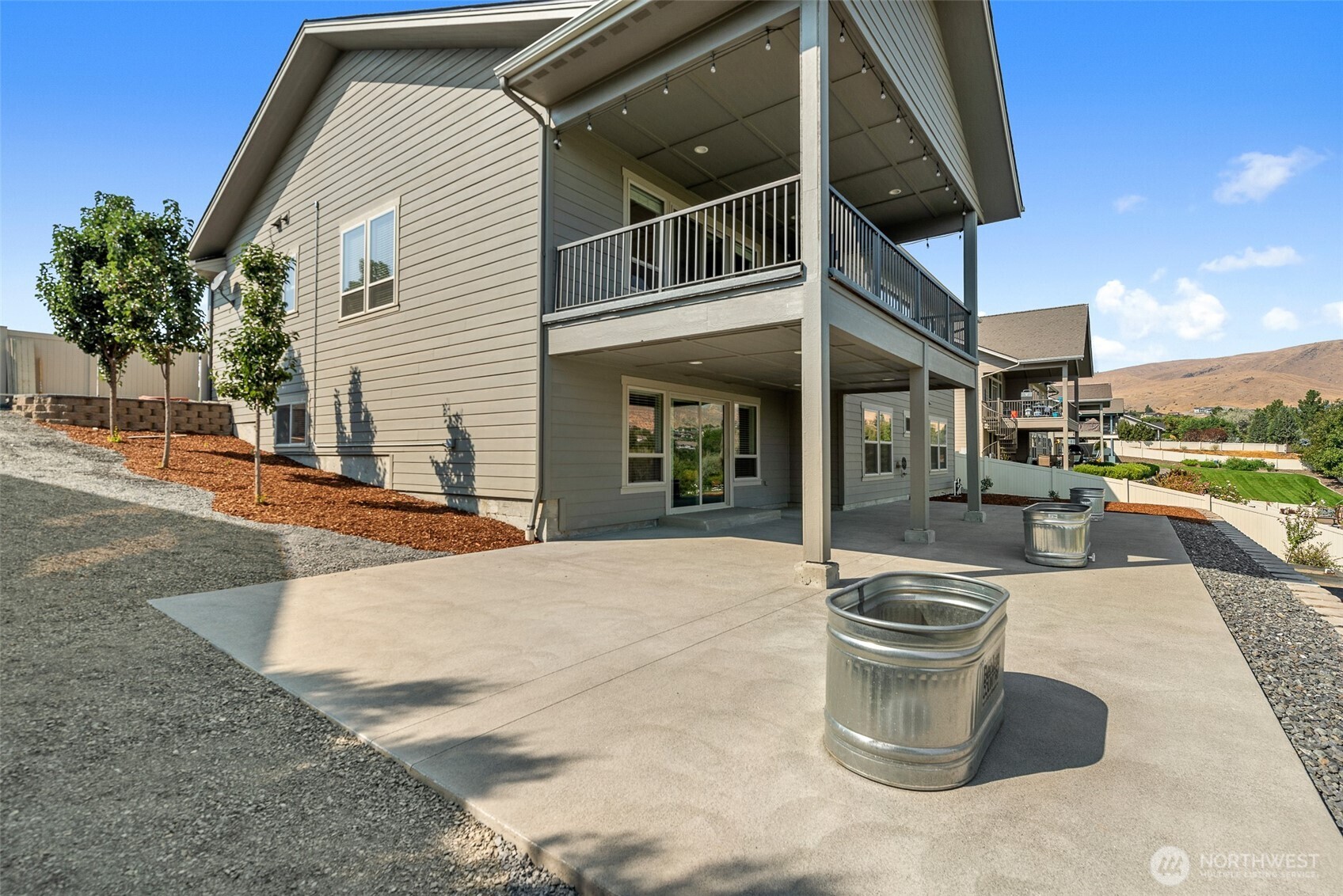 3525 Dianna Way Wenatchee, WA 98801 - Photo 26 of 28 a view of a patio with dining table and chairs