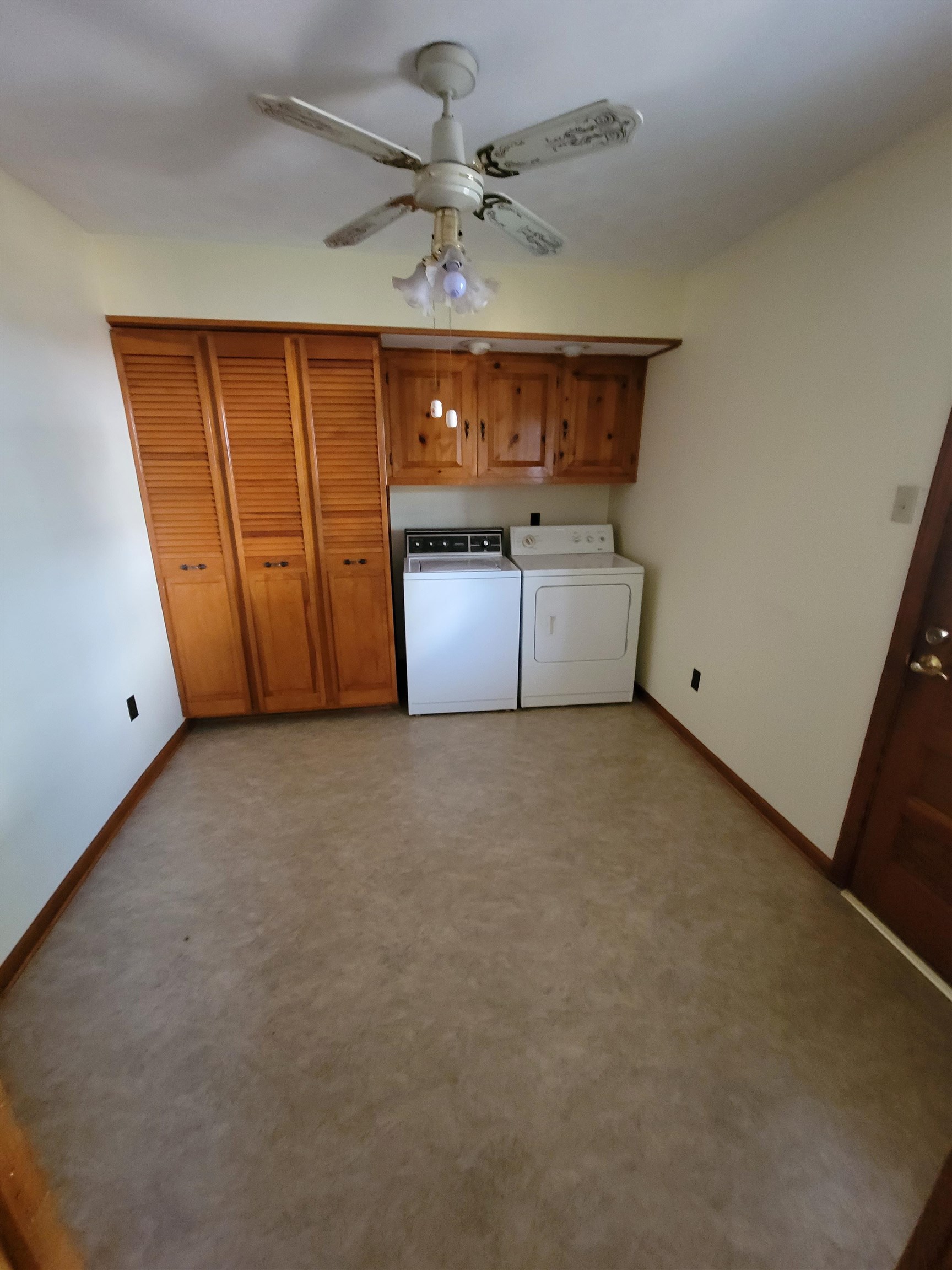 1522 Hayne Road Memphis, TN 38119 - Photo 8 of 25 an empty room with a ceiling fan and a window
