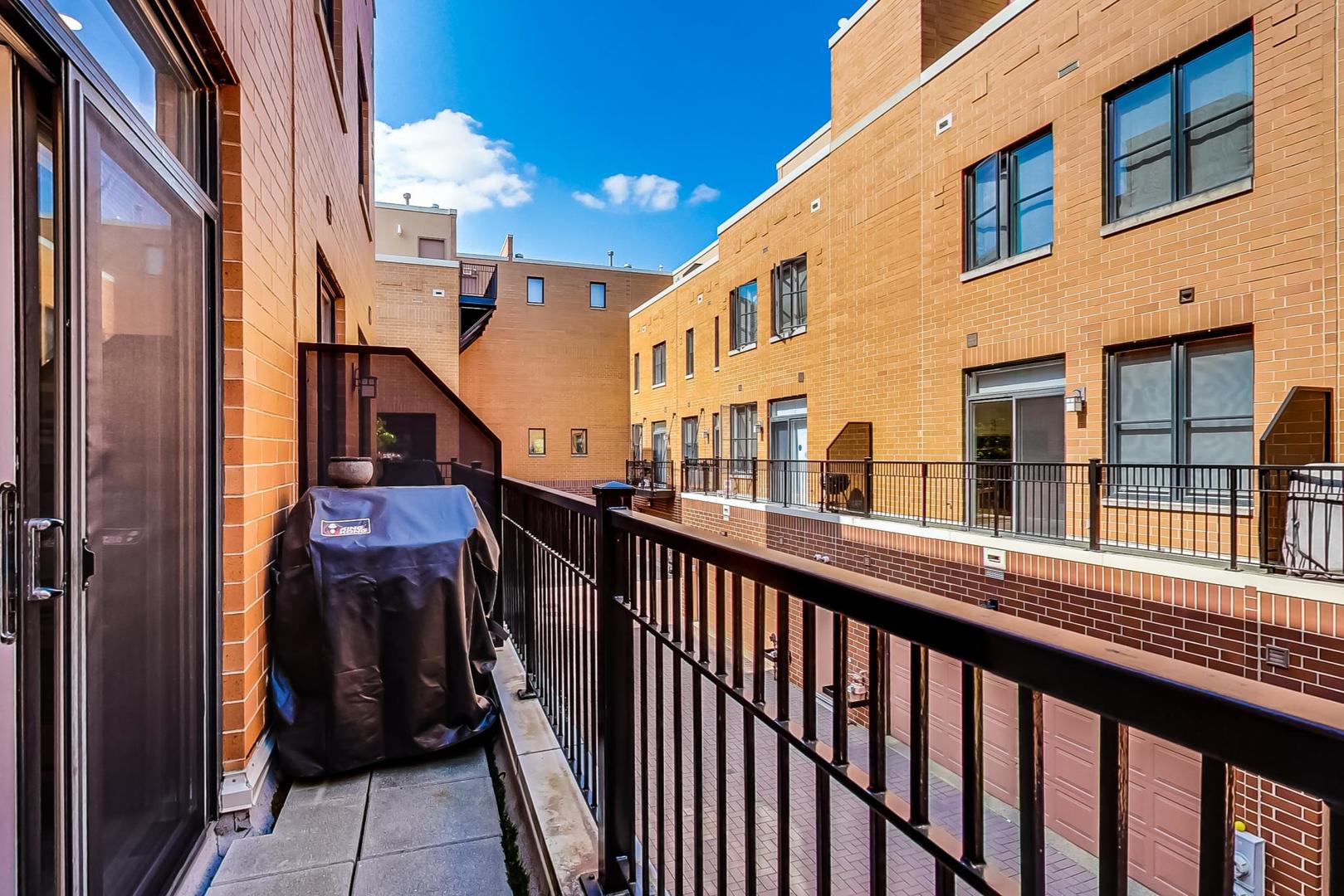 1137 West Monroe Street Chicago, IL 60607 - Photo 12 of 33 a view of city from balcony