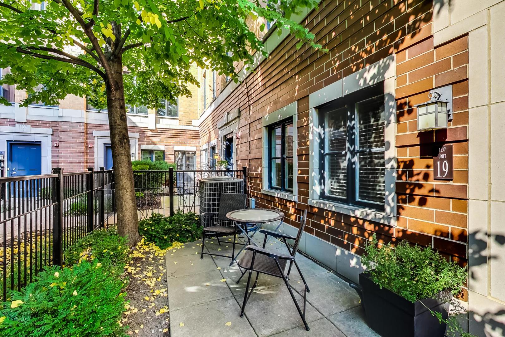 1137 West Monroe Street Chicago, IL 60607 - Photo 2 of 33 a view of a chairs and table in the backyard