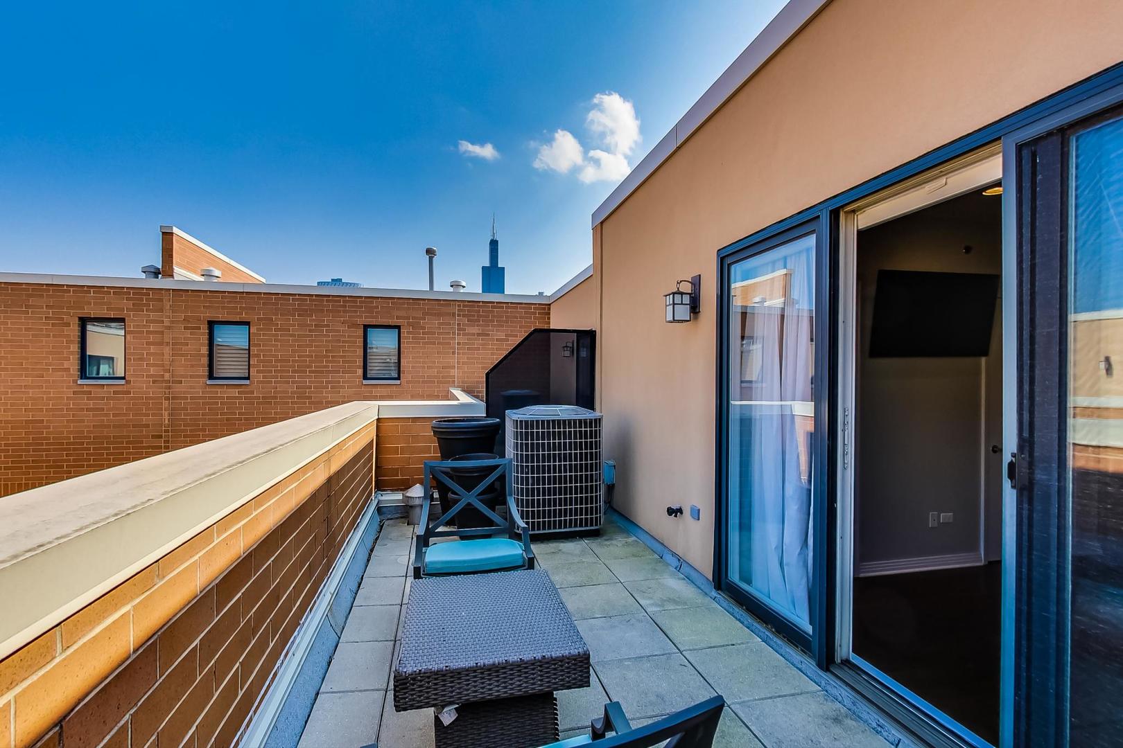 1137 West Monroe Street Chicago, IL 60607 - Photo 25 of 33 a balcony with view of the ocean