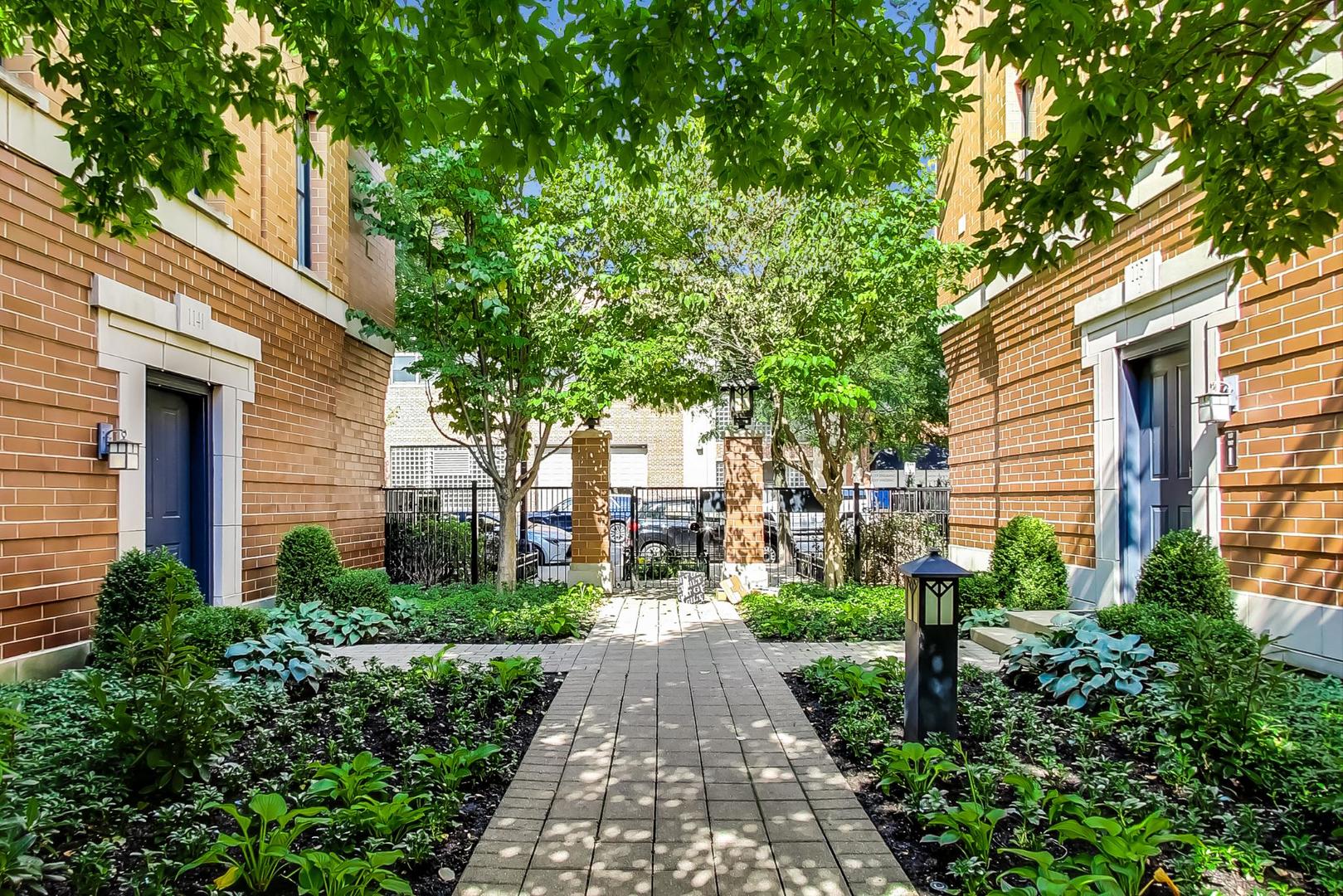 1137 West Monroe Street Chicago, IL 60607 - Photo 27 of 33 a front view of a house with garden