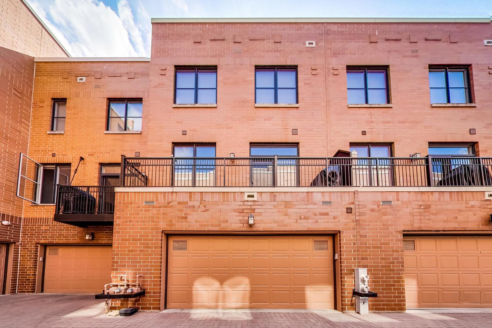 1137 West Monroe Street Chicago, IL 60607 - Photo 28 of 33 a front view of a building with many windows