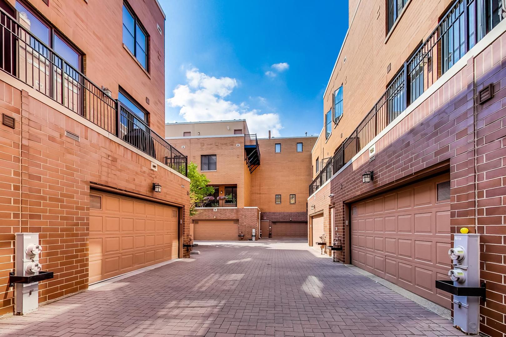 1137 West Monroe Street Chicago, IL 60607 - Photo 29 of 33 a view of a building with many windows