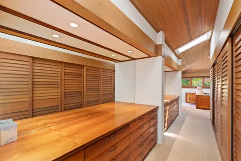 a view of livingroom with furniture