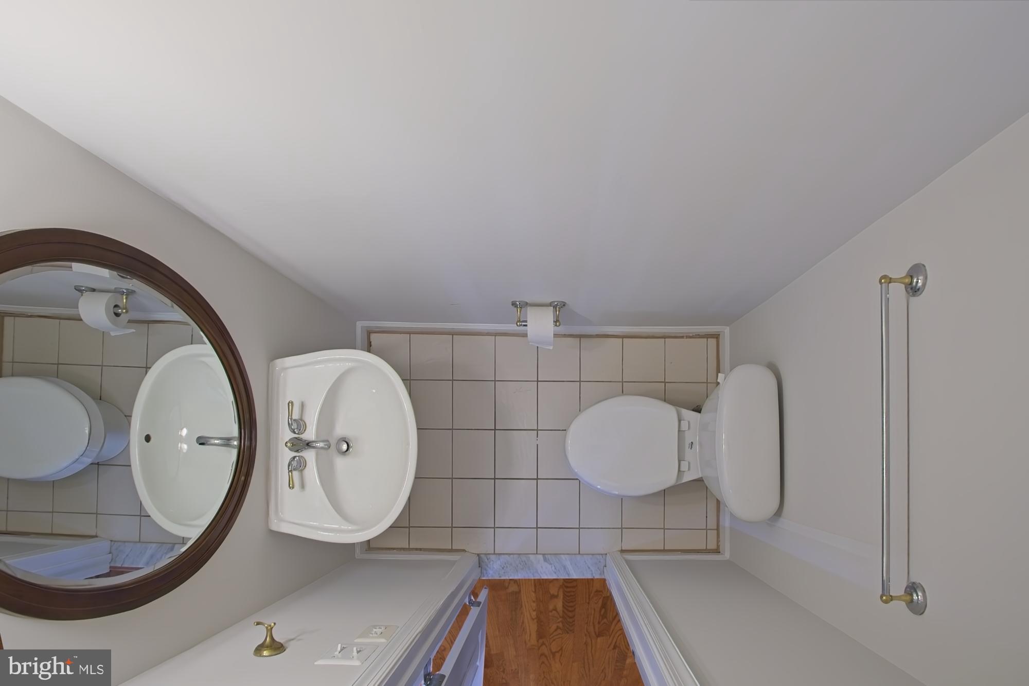 11117 Little Compton Drive Reston, VA 20191 - Photo 22 of 58 Main level powder room