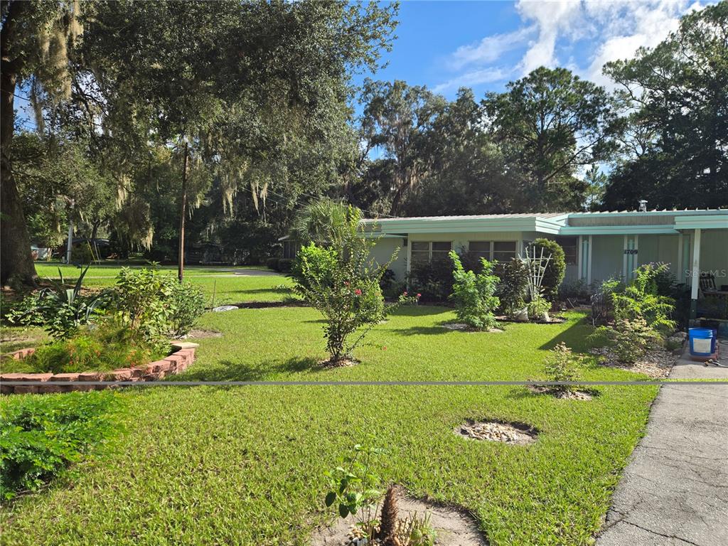 1709 Southeast 169th Terrace Road Silver Springs, FL 34488 - Photo 4 of 12 Gallery Image 4